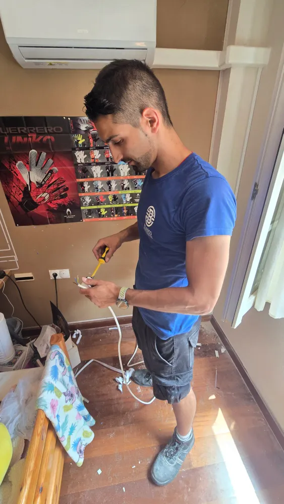 Técnico realizando la instalación de aire acondicionado en Elche